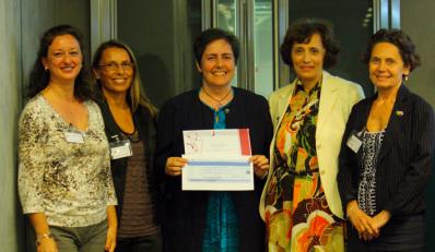 La migliore inventrice Maria Grazia Clemente, al centro, premiata da Angela Serpe e Roberta Martinetti (migliori inventrici delle passate edizioni del Premio, a sinistra), Rita Assogna e Evelina Dapueto (presidente Itwiin e Soart, a destra)
