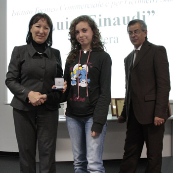 la prof. Ledda consegna la medaglia d&rsquo;argento dell&rsquo;Universit&agrave; di Cagliari alla rappresentante del tecnico commerciale Einaudi di Muravera, sulla destra Mario Rocca (portavoce Comitato Scuola Citt&agrave;)