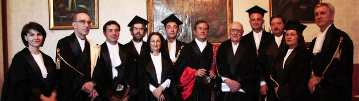 Andrea Camilleri con il rettore Giovanni Melis e la commissione di laurea (foto ic unicaweb)