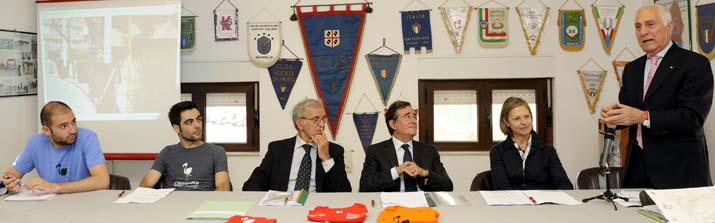 29 maggio 2013 - seduti, da sinistra: elia zichi, alessio correnti (presidente dell&rsquo;associazione "il paese delle meraviglie), adriano rossi, giovanni melis, paola piras; in piedi: gianfranco fara