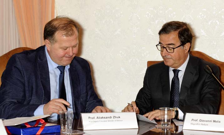 cagliari, 15 ottobre 2013 - nell’immagine il momento della firma dell’accordo da parte di Aliaksandr Samuilich, direttore del Centro Relazioni Internazionali del Ministero dell’Istruzione della Bielorussia e del Rettore di Cagliari Giovanni Melis (foto: francesco cogotti)