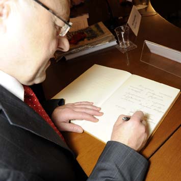 cagliari, 15 ottobre 2013 - Aliaksandr Zhuk firma il libro degli ospiti dell’Ateneo ( foto: francesco cogotti )