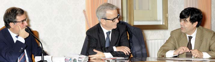 23 dic 2013 - il rettore giovanni melis, il sottosegretario paolo fadda e il manager dell&rsquo;azienda mista ennio filigheddu nel corso dell&rsquo;incontro in rettorato (foto: francesco cogotti)