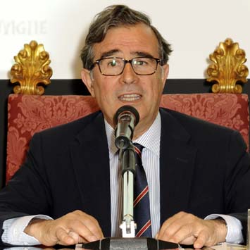 27 maggio 2014 - il prof. GIOVANNI MELIS, rettore dell’ateneo di cagliari, durante la presentazione nell’aula magna del rettorato (foto: francesco cogotti)