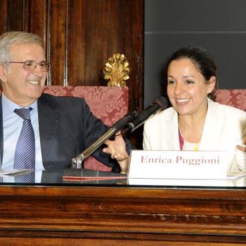 27 maggio 2014 - ADRIANO ROSSI e l’assessore comunale di cagliari alla pubblica istruzione, cultura e sport ENRICA PUGGIONI, intervenuta alla presentazione nell’aula magna del rettorato di cagliari (foto: francesco cogotti)