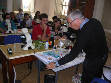 Prof. Dafni impartisce lezioni sperimentali in laboratorio