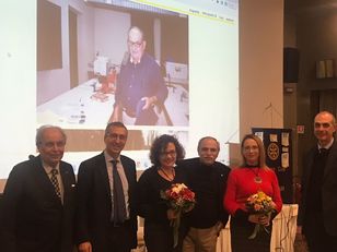 Un altro momento della cerimonia del Rotary in cui &egrave; stato premiato il giovane laureato dell'ateneo di Cagliari. Sullo schermo &egrave; proiettata una foto in ricordo del professor Angelo Aru