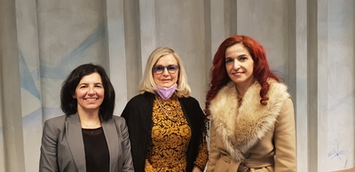 A sinistra la prorettrice alla comunicazione di UniCa, Elisabetta Gola, con la giornalista Susi Ronchi (al centro) e la professoressa Ester Cois, delegata del rettore per le politiche di genere di UniCa