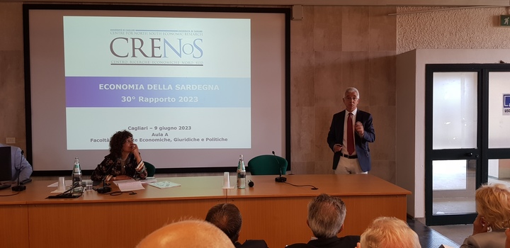 Il Rapporto &egrave; organizzato nelle consuete cinque sezioni che analizzano il sistema economico, il mercato del lavoro, i servizi pubblici, il turismo, e i fattori di crescita dell&rsquo;economia della Sardegna