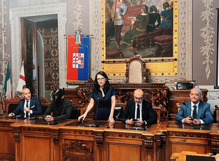 Un altro scatto durante la presentazione a Palazzo Regio. In piedi la professoressa Di Guardo, al suo fianco il sindaco Truzzu