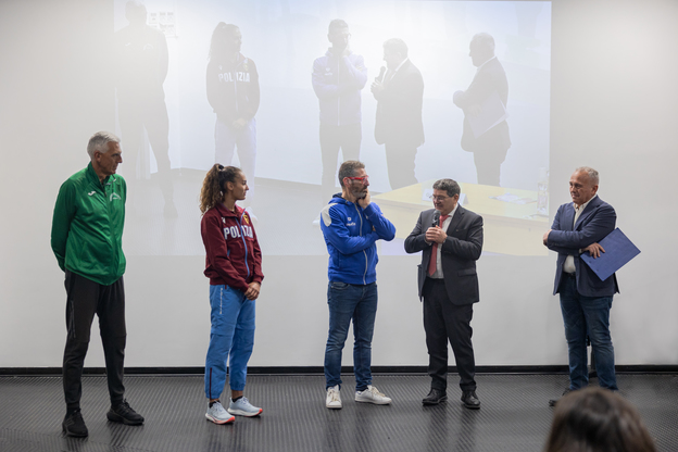 Da sinistra: Fabrizio Fanni, tecnico nazionale e allenatore della Kaddari, i due campioni con il rettore Francesco Mola e il giornalista Mario Frongia. A fondo pagina i link alle foto e al programma completo della giornata Unistem Day UniCa 2023