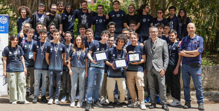 Nel piazzale di Ingegneria la foto di gruppo al termine della premiazione. A sinistra in prima fila i professori Maiorca e Bartoletti