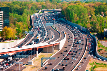Una suggestiva immagine della 495 Express Lane, moderna arteria dotata di funzionalit&agrave; tecnologiche per risolvere i problemi dell'eccessivo traffico