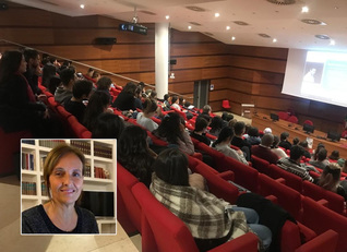 2 dicembre 2022 - Un'immagine dell'Aula Rossa di Monserrato. Nel riquadro la professoressa Paola Fadda
