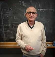 Il professor Bongiovanni, ordinario di Scienze fisiche (settore scientifico disciplinare Fisica sperimentale), docente del Dipartimento di Fisica dell'Universit&agrave; di Cagliari