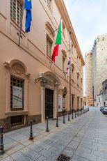 Cagliari, scorcio di via Universit&agrave; con il Palazzo Belgrano (rettorato di UniCa) e la Torre dell'Elefante