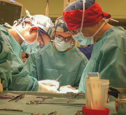 Da sinistra, nella foto ripresa anche come immagine di testa, i chirurghi universitari Piergiorgio Cal&ograve;, Fabio Medas e Gian Luigi Canu in sala operatoria