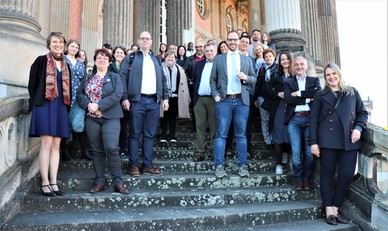 STUDIO E RICERCA SU SCALA INTERNAZIONALE. Foto: team e cabina di regia EDUC (Steering Committee e Project manager) riunito a Potsdam, Germania (quarta da destra la professoressa Alessandra Carucci, prorettrice all'internazionalizzazione di UniCa)