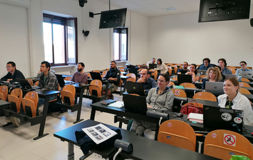 Nello scatto i partecipanti mentre seguono il workshop in aula