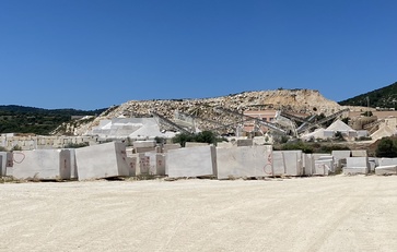 Nella foto: blocchi di calcare lucidabile prodotti a Orosei e una retrostante discarica di scarti