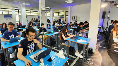 Studenti e studentesse durante la sfida &ldquo;Capture the flag&rdquo;