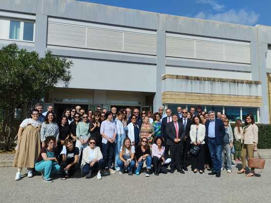Foto di gruppo davanti all'ingresso della casa circondariale di Uta