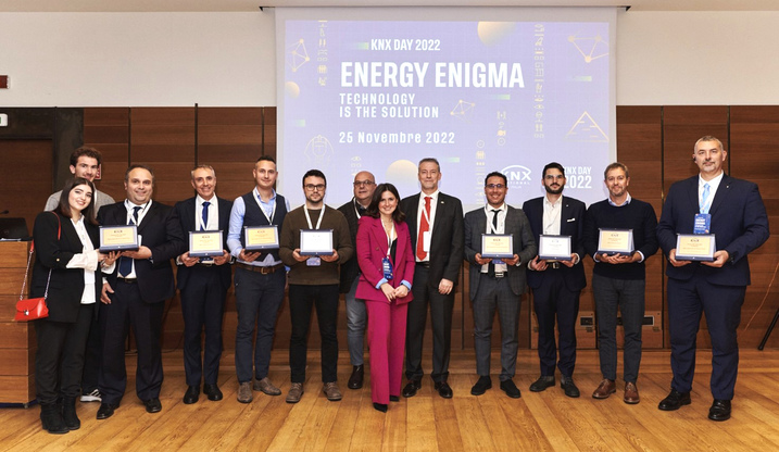 Premiazione KNX Day. Quarto da sinistra il professor Roberto Ricciu, docente di Fisica tecnica ambientale dell'Universit&agrave; di Cagliari