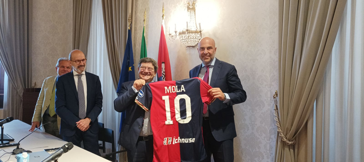 La maglia numero 10 del Cagliari Calcio al rettore di UniCa. Nella foto, da sinistra: Aldo Urru, Gianni Fenu, Francesco Mola e Tommaso Giulini