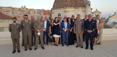 Una bella foto di gruppo nella terrazza della caserma De Murtas (ex ospedale militare) tra rappresentanti dell'Universit&agrave; di Cagliari e ufficiali delle Forze armate