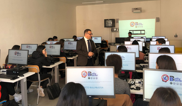 Un momento della presentazione nel laboratorio multimediale dell'istituto diretto dal professor Massimo Mocci. In piedi, al centro della foto, Gian Luca Marcialis (Universit&agrave; di Cagliari). Seduto alla cattedra Vincenzo Gattulli (Universit&agrave; di Bari)