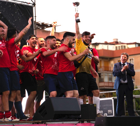 Premiazione della precedente edizione, vincitrice la squadra "Malos a Ghirare". A destra nella foto il professor Francesco Mola, rettore dell'Universit&agrave; di Cagliari