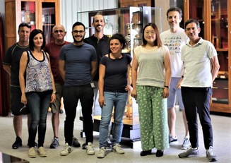 Il gruppo di ricerca che lavora nei laboratori di Monserrato. Da sinistra, in prima fila: Daniela Marongiu, Riccardo Pau, Angelica Simbula, Fang Liu, Andrea Mura. In seconda fila: Michele Saba, Giovanni Bongiovanni, Stefano Lai, Francesco Quochi