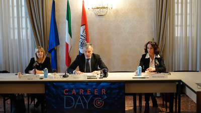 Un momento della conferenza di presentazione in rettorato, nella sala del CdA dell'Universit&agrave; di Cagliari. Da sinistra: Ada Lai, Fabrizio Pilo e Maika Aversano