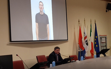 Il rettore Mola durante il toccante videomessaggio di Andriy&nbsp;Shevchenko, proiettato in Aula Boscolo durante l'evento pro-Ucraina di UniCa