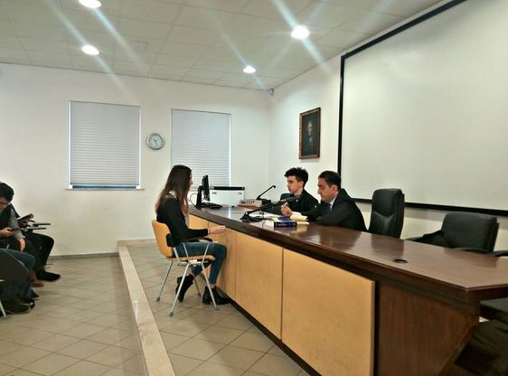Gianmario Demuro, nei panni del Presidente della Repubblica, durante il colloquio con una delle studentesse, nei panni del Presidente del Senato