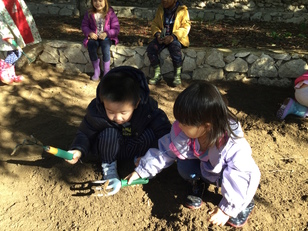 Alcuni bambini impegnati nell'Orto elfico all'interno dell'Orto Botanico dell'Universit&agrave; di Cagliari