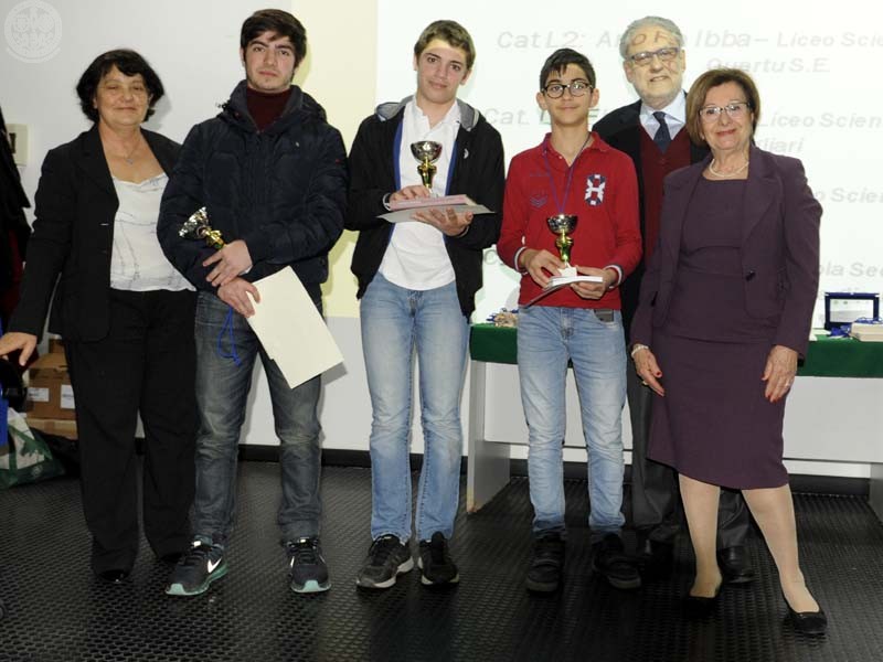 i professori Ciarlo, Polo e Murgia con i primi classificati delle categorie C1, C2 e L2