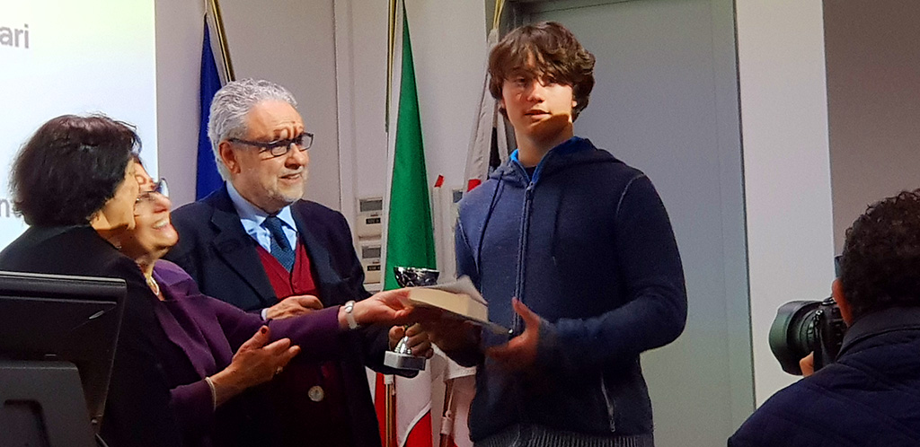 un'altra immagine della premiazione di Elio Moreau, vincitore della categoria L1