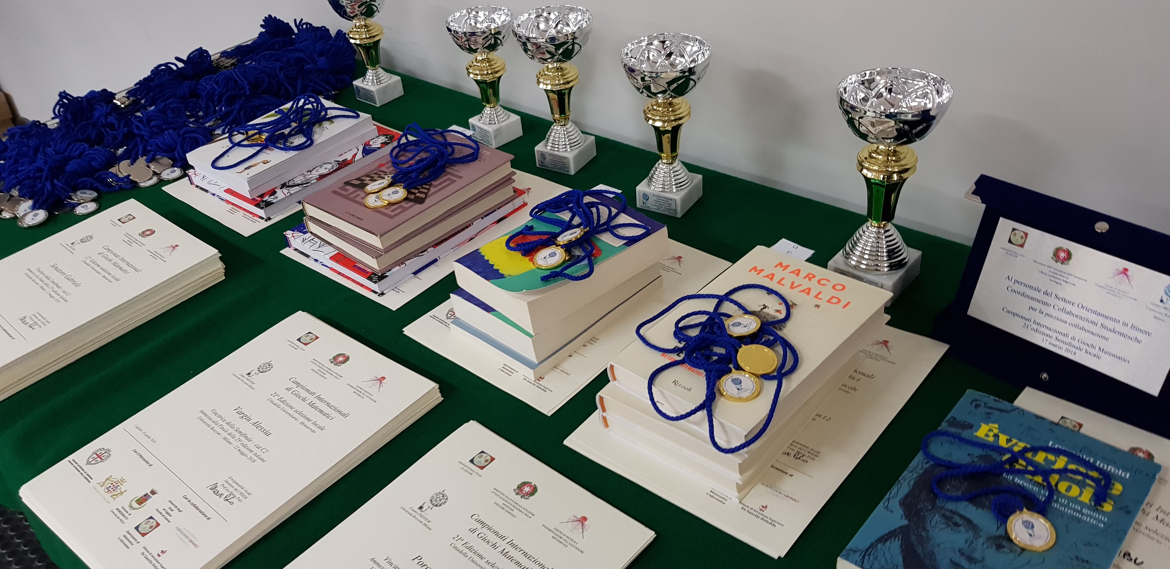Per tutti una medaglia e l&rsquo;attestato di merito, per i migliori anche le coppe, le targhe ricordo e libri in regalo