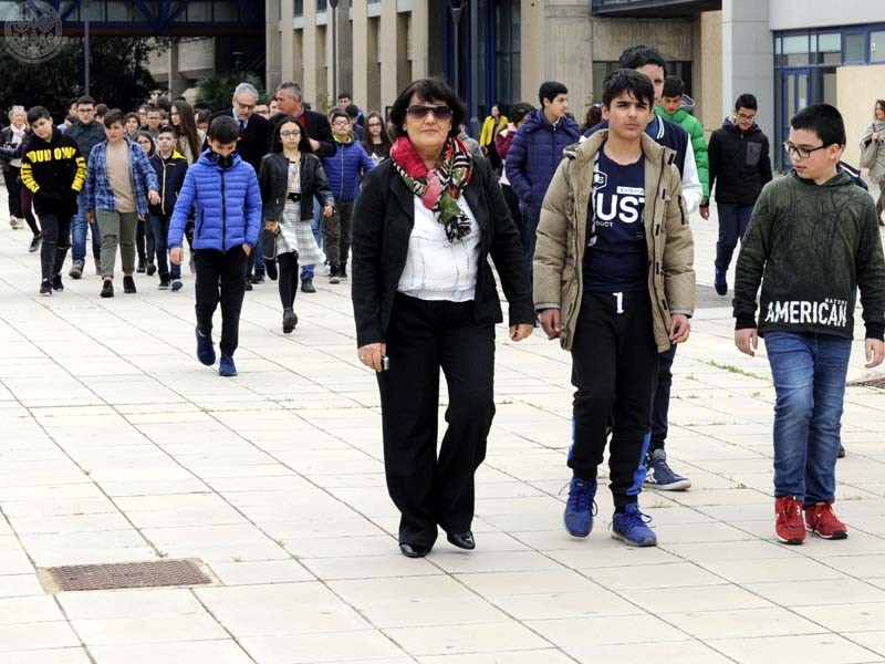 la prof.ssa Polo guida il gruppo verso l'anfiteatro della Cittadella per la foto ricordo