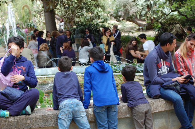 Intorno alla vasca centrale dell'Orto Botanico dell'Universit&agrave; di Cagliari