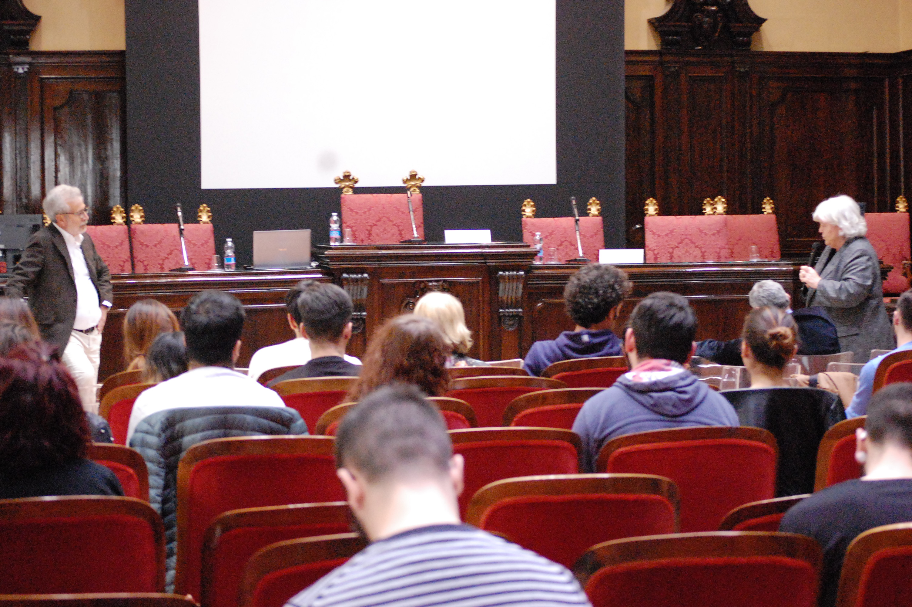 Mauro Mura e il Rettore dialogano davanti agli studenti