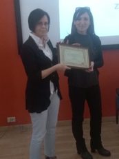 Il momento della consegna del premio alla dott.ssa Daniela Spiga