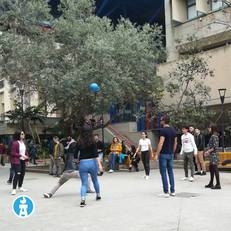 Gli studenti durante una fase della promozione dell'evento
