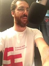 Vito Biolchini, giornalista, blogger, attento osservatore del sociale e delle dinamiche politiche e culturali locali e nazionali, tiene il laboratorio di Scrittura nel corso di laurea in Scienze della comunicazione dell'ateneo di Cagliari