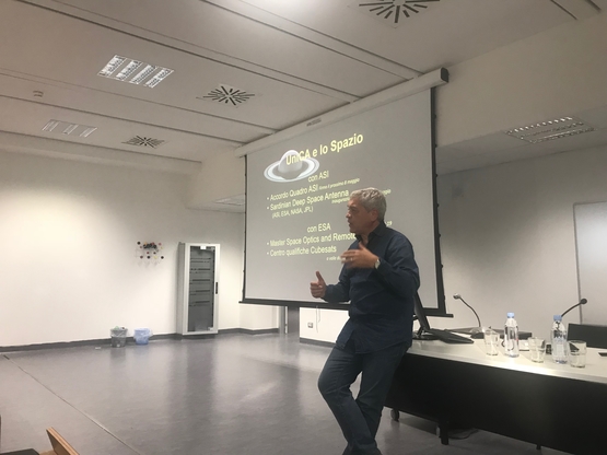 Il professor Massimo Vanzi, delegato del Rettore per le tematiche legate all'aerospazio, durante l'intervento all'incontro organizzato dall'associazione "Universo"