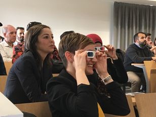 Moon Mapping, gli studenti indossano gli speciali occhialini per osservare immagini in 3D