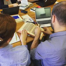 Mariangela Rapetti e Giuseppe Seche al lavoro sull'incunabolo 107, il Trilogium animae (foto da facebook del progetto)
