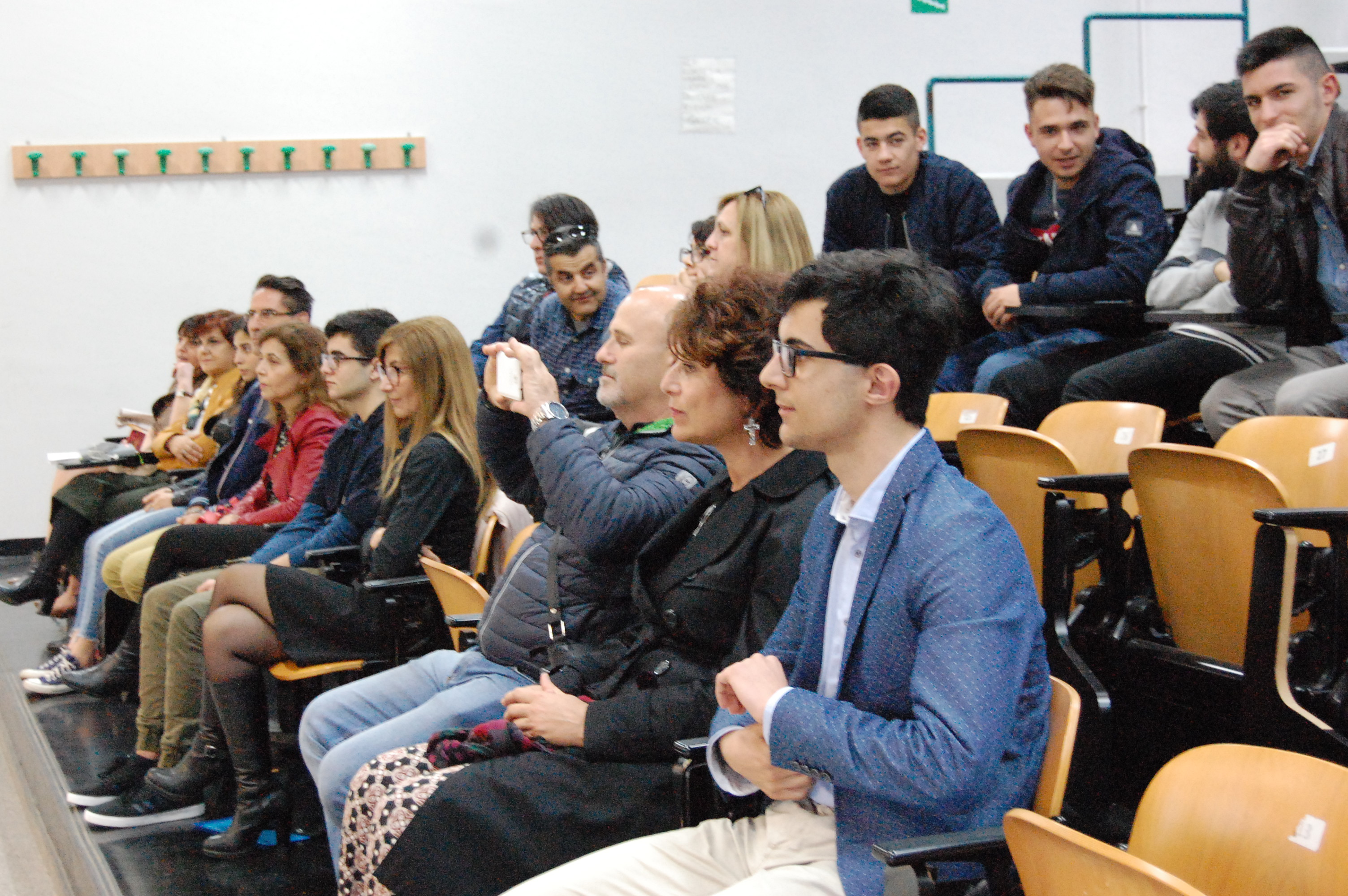 Giochi della Chimica, i partecipanti attendono con famiglie e insegnanti la premiazione