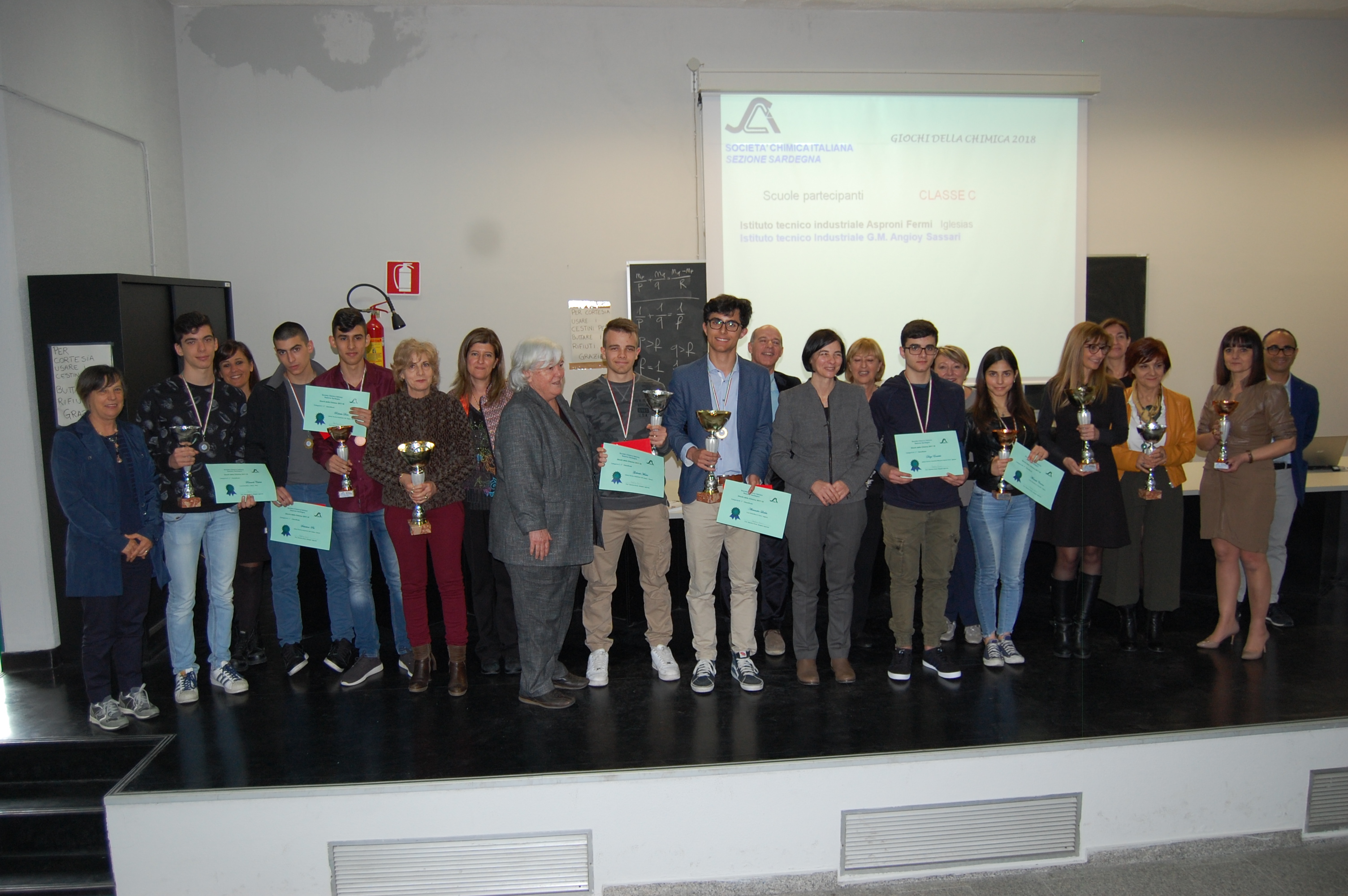 Giochi della Chimica, foto di gruppo con i vincitori, i docenti e le famiglie
